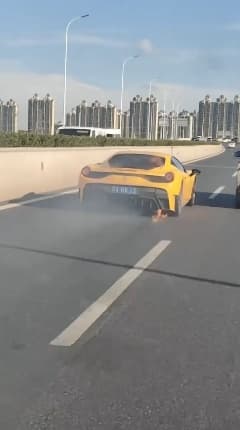 豪车惊魂，南昌法拉利高速路自燃