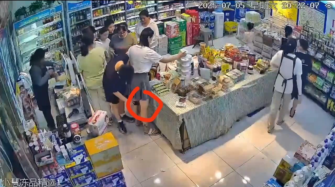 偷拍裙底全记录曝光！